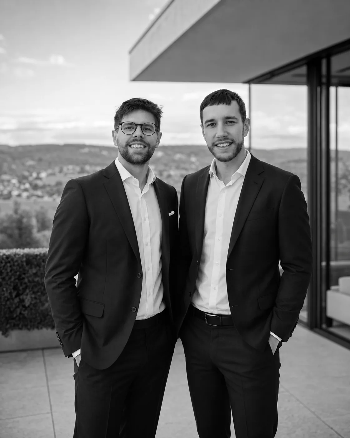 Niklas und Jonas Reuber, Gründer von Reuber Real Estate, auf einer Villenterrasse